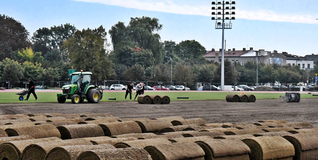Na nowym płońskim stadionie kończy się układanie trawy z rolki [fot.: zbiory UM Płońsk]