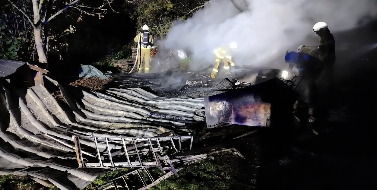 Z miejsca zdarzenia. Niewielkich rozmiarów budynek spłonął doszczętnie [fot.: OSP Nowe Miasto]