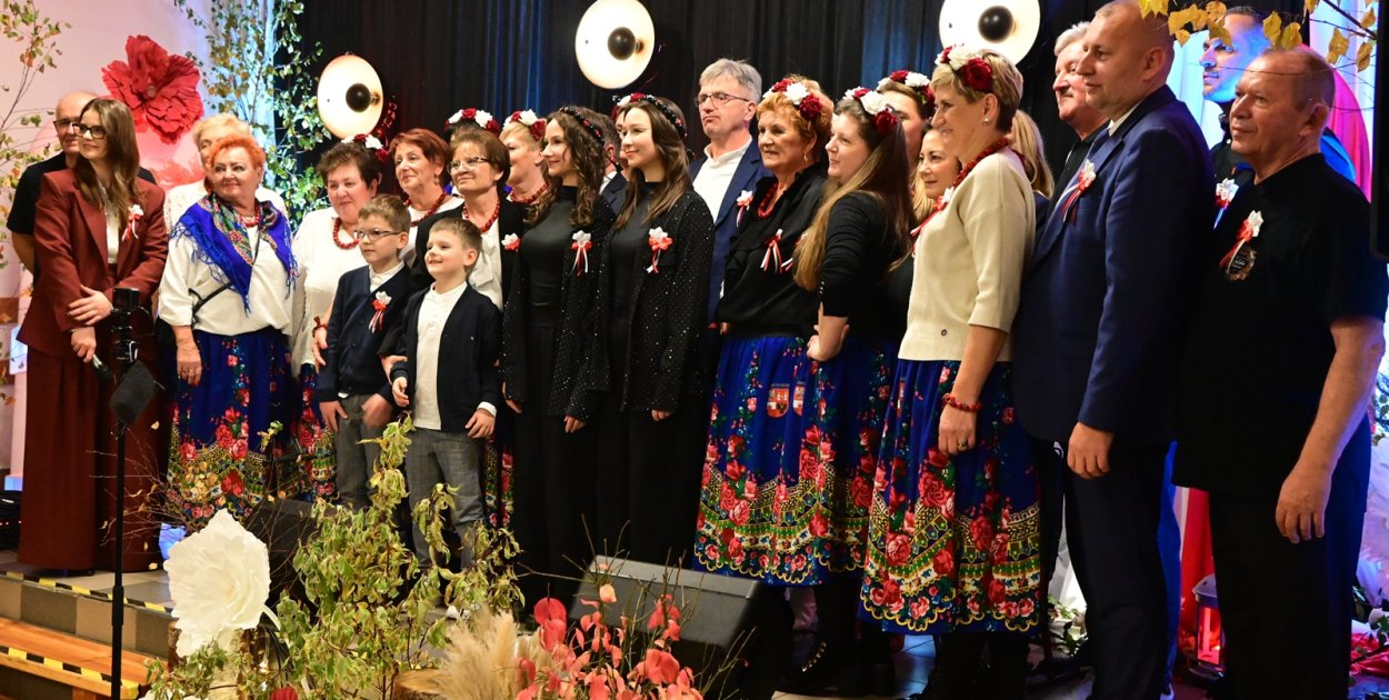 Pamiątkowe zdjęcie z siostrami Kafar, które śpiewały patriotyczne piosenki [fot.: Marta Jankowska]