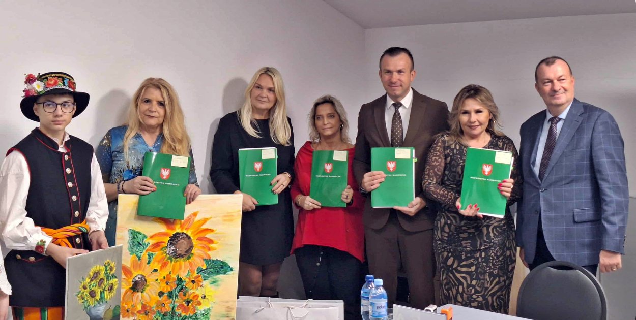 Beneficjanci z wicemarszałkiem Wiesławem Raboszukiem