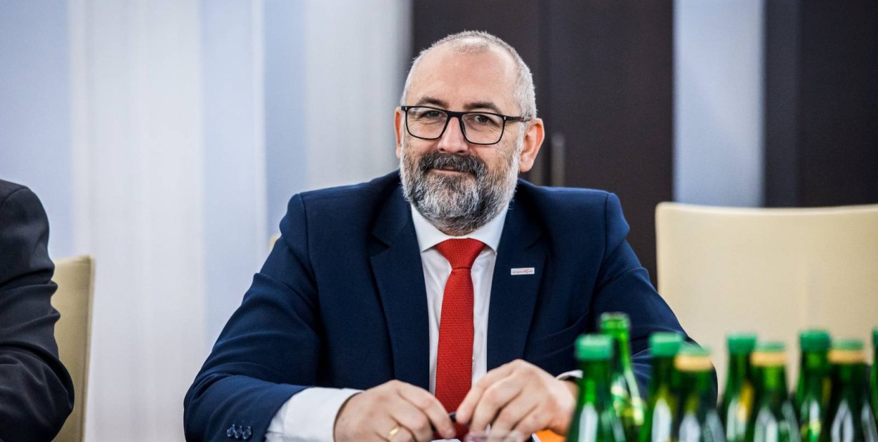 – Każda minuta ma znaczenie. Gdy system działa sprawnie, pomoc dociera szybciej. Cieszę się, że Polska stawia na cyfrowe rozwiązania, które realnie przełożą się na życie i zdrowie ludzi – mówi senator