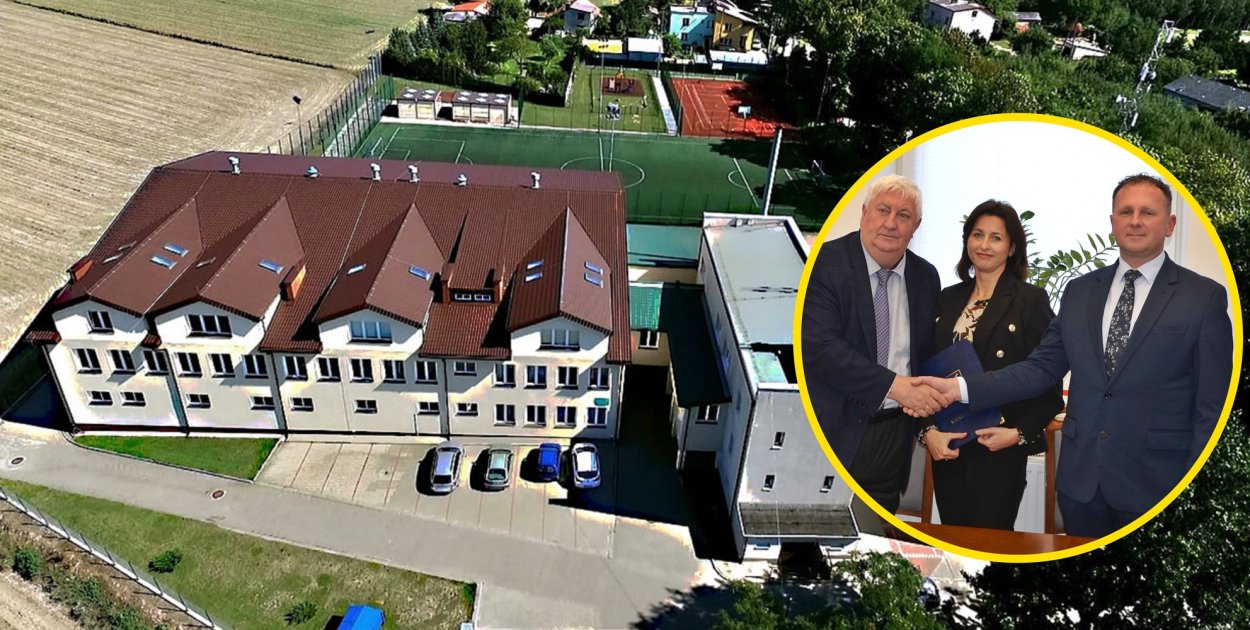 Podstawówkę w Siedlinie czeka rozbudowa i przebudowa. Umowę na realizację zadania podpisali: Aleksander Jarosławski – Wójt Gminy Płońsk, przy kontrasygnacie Agnieszki Wrońskiej – Skarbnika Gminy Płońsk oraz wykonawca inwestycji  [fot.: UG w Płońsku]