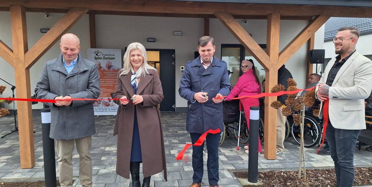 Symboliczne przecięcie wstęgi do budynku z nowymi mieszkaniami [fot.: Ł. Wielechowski]