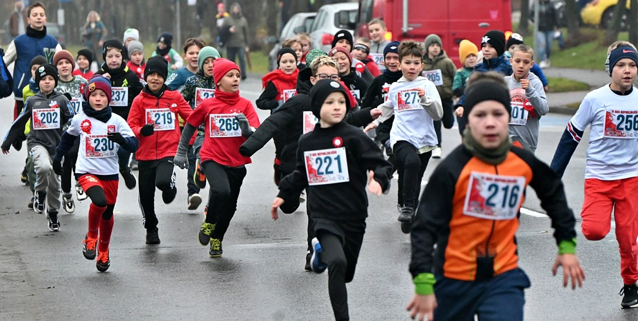 Młodzi biegacze na ulicy Kopernika w Święto Niepodległości [fot.: Marta Jankowska]