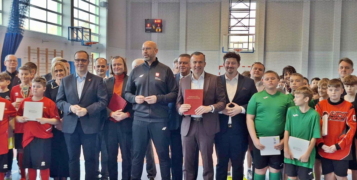 W piątek w sportowym obiekcie w Stróżewie (gmina Załuski) gościli politycy i samorządowcy. Cel? Przyznanie dofinansowania na budowę nowych Orlików [fot.: Ł. Wielechowski]