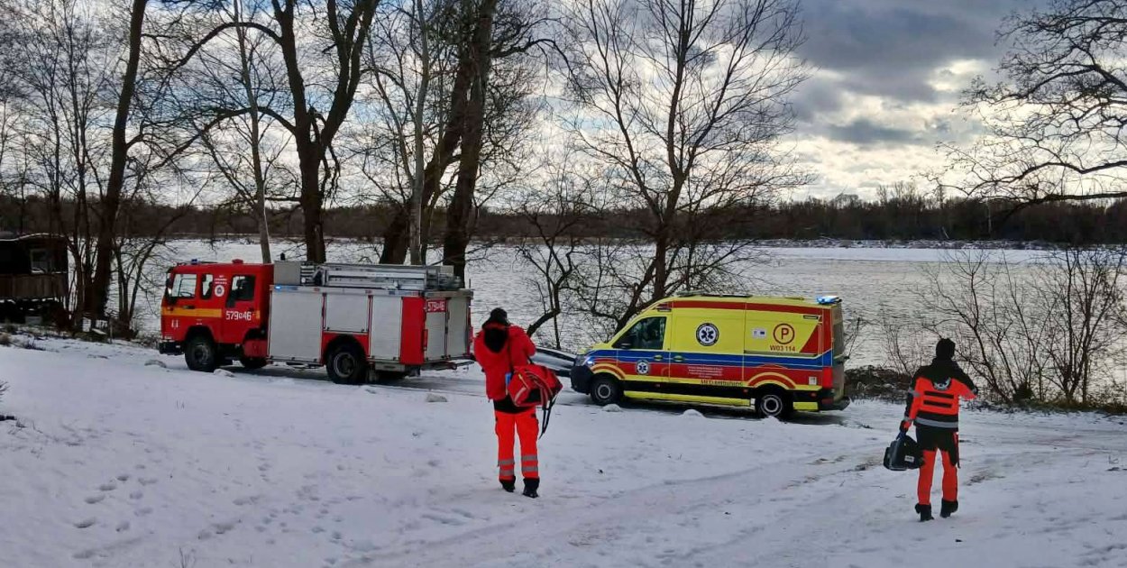 Starszy pan spał, dlatego nie otwierał drzwi. Obudził się dopiero wtedy, gdy strażacy siłowo otworzyli drzwi [fot.: OSP KSRG Czerwińsk nad Wisłą]