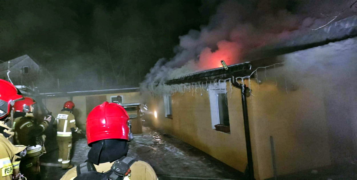 Ogień strawił cały dobytek trzyosobowej rodziny z Czerwińska [fot.: OSP KSRG Czerwińsk n/Wisłą]