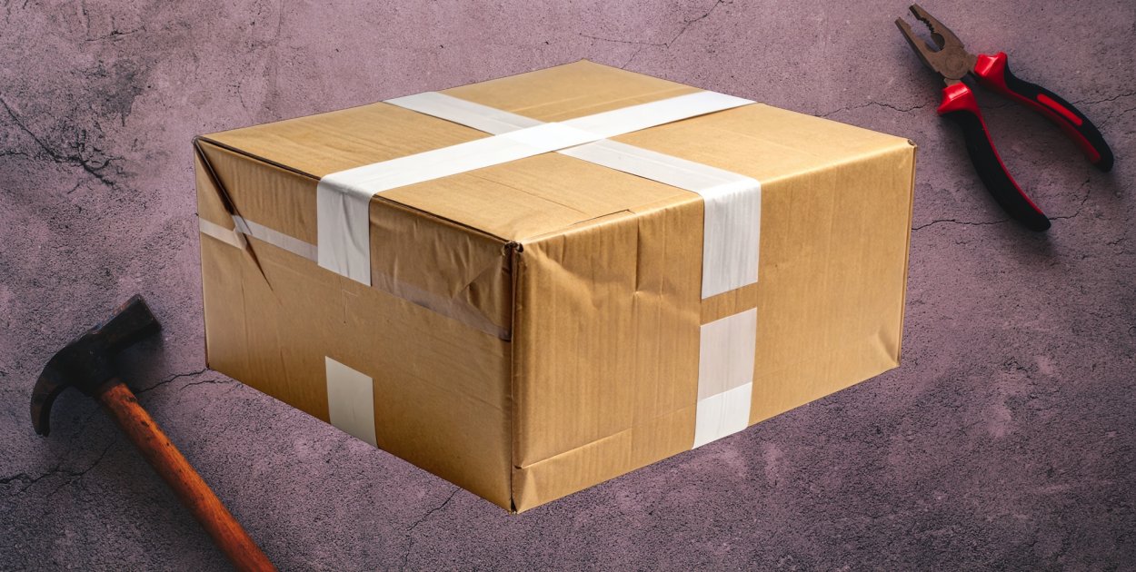 W paczce kombinerki i niewielki młotek. A miało być coś innego...