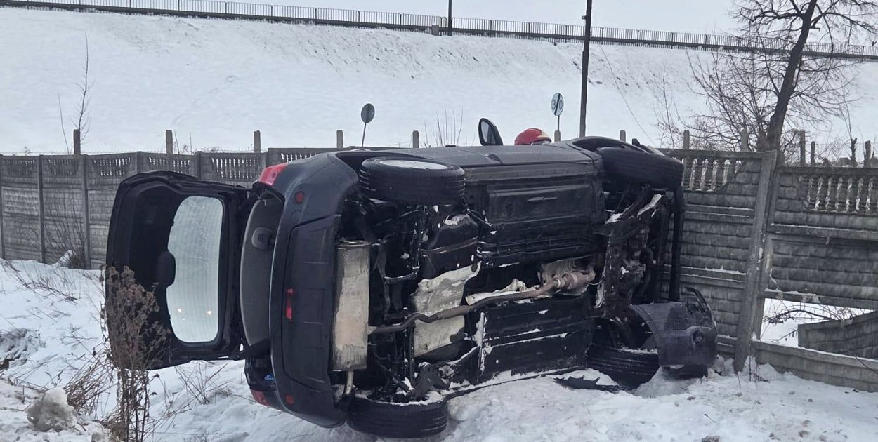 Na śliskiej nawierzchni stracił panowanie nad autem. Uderzył w ogrodzenie