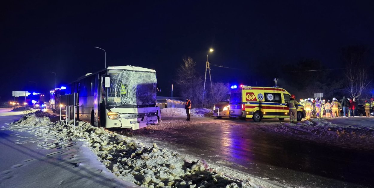 Zderzenie autokarów wzdłuż ''siódemki''. Służby na miejscu wypadku udzielają pomoc