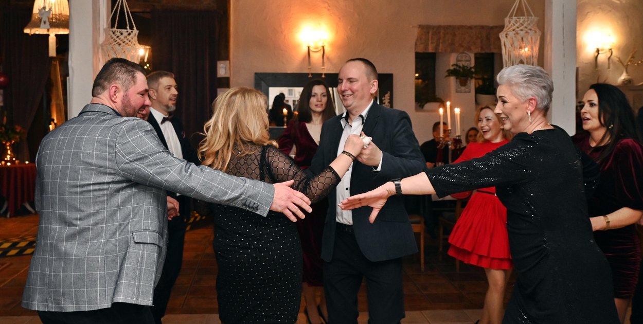 Tradycyjny bal z pomocą o bezcennej wartości [ZDJĘCIA]