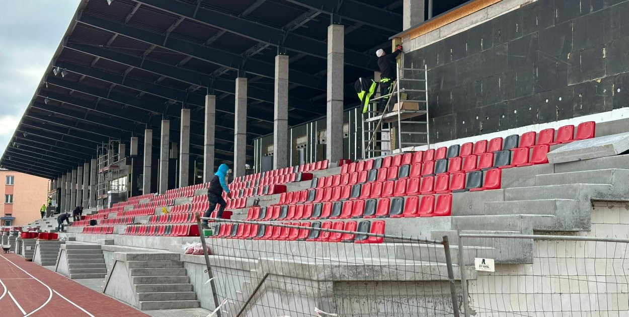 Coraz bliżej do otwarcia - trwa montaż siedzisk na płońskim stadionie