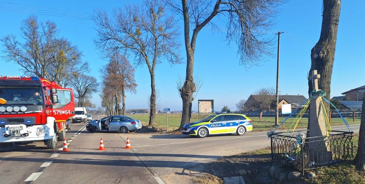 Fiat wpadł w poślizg, zjechał z drogi i uderzył w drzewo