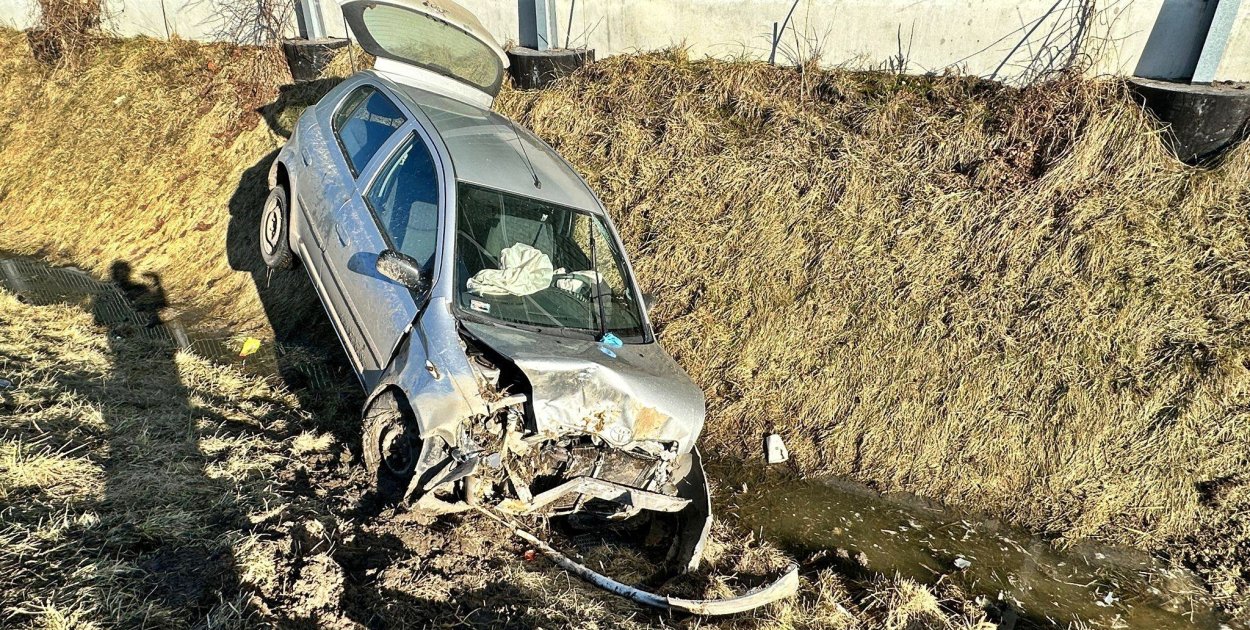 Straciła panowanie na toyotą. Kierująca autem 42-latka w szpitalu