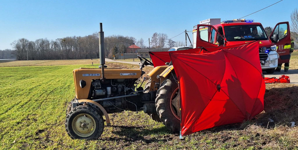 Tragedia we wsi w gminie Czerwińsk. Nie żyje kierowca ciągnika