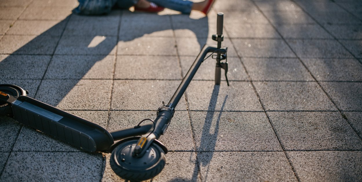 Hulajnogą w samochód. 14-latek pouczony przez policjantów