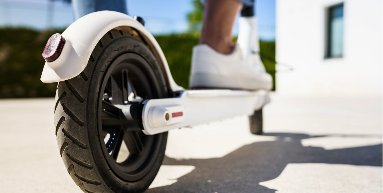 Hulajnogą w osobówkę. Kierujący jednośladem pouczony