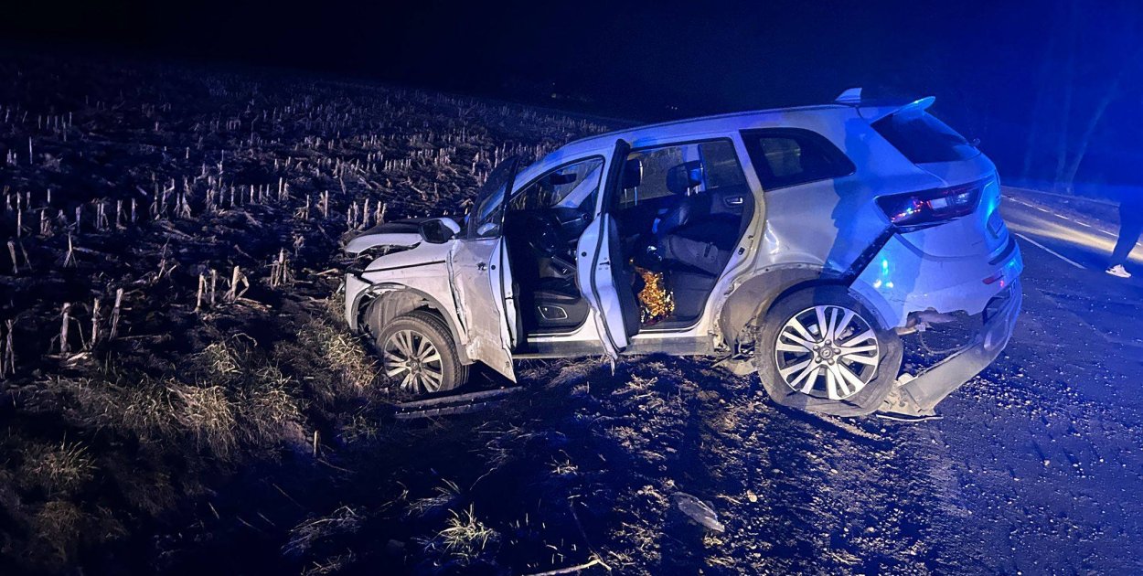 Toyota zahaczyła o tył ciągnika, a zaraz potem zderzyła się z renault