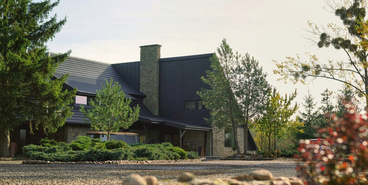 Slow wedding nad jeziorem w rytmie natury