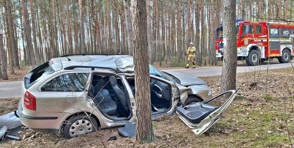 Poważny wypadek w gminie Joniec. Pasażerka skody ciężko ranna