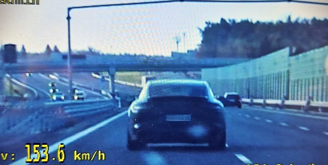 153 km/h na „siódemce”. Kierowca porsche bez uprawnień i z recydywą