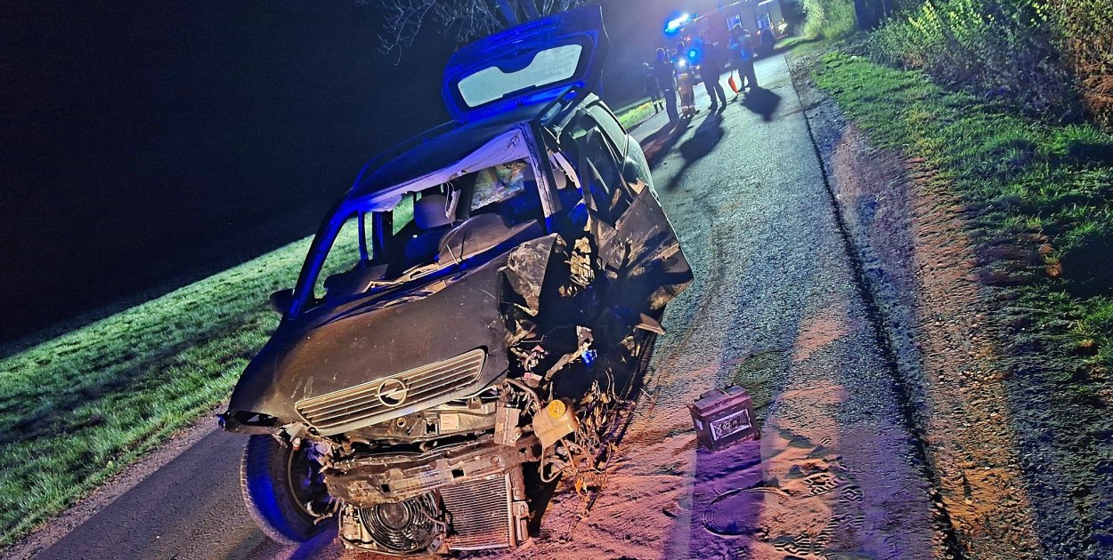 Na środku jezdni stał rozbity opel. Różne wersje przebiegu zdarzeń