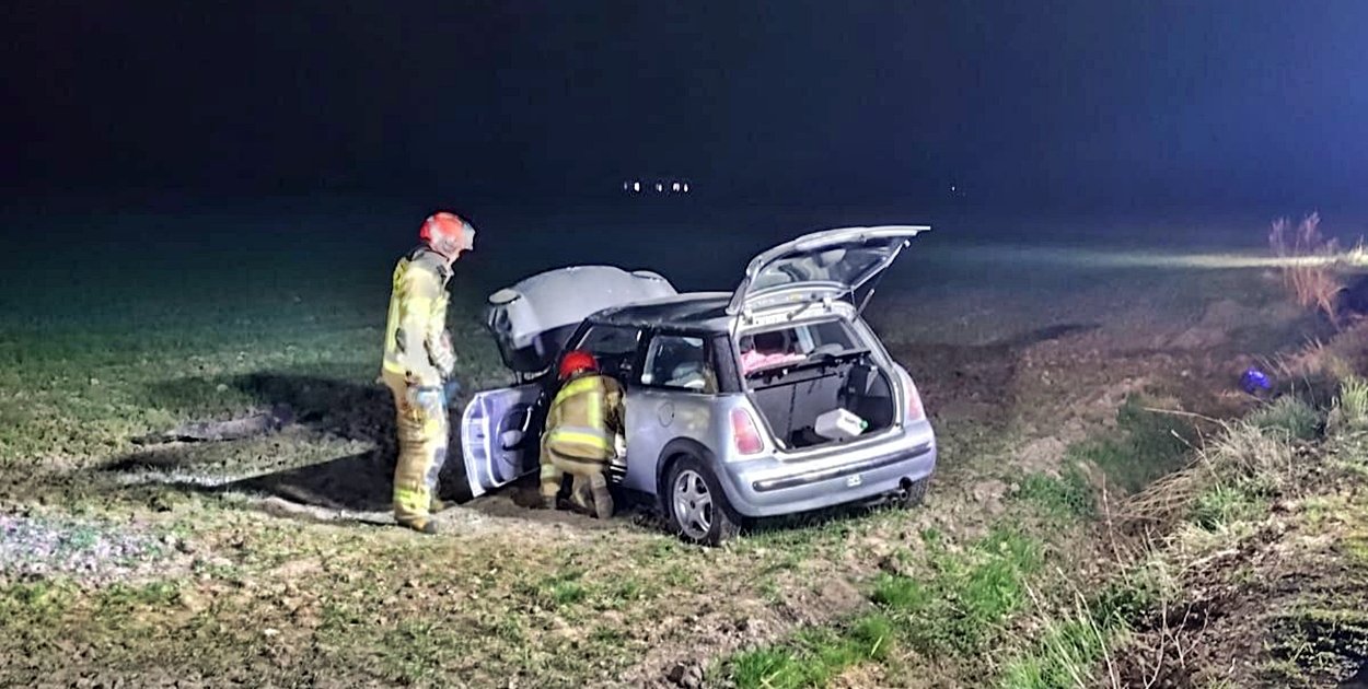 Auto zjechało z drogi, przejechało przez rów i dachowało na polu