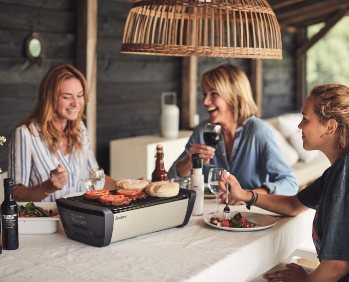 Lekki i mobilny grill jest wprost idealny na weekendowe spotkania