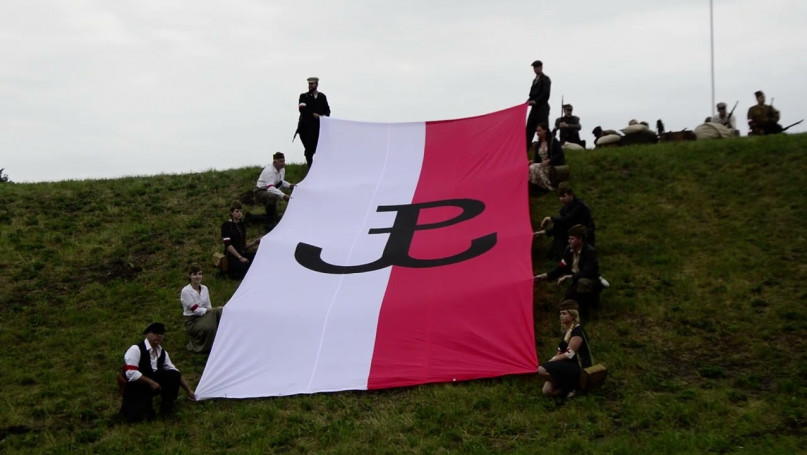 Biało-czerwona flaga z symbolem Polski Walczącej 